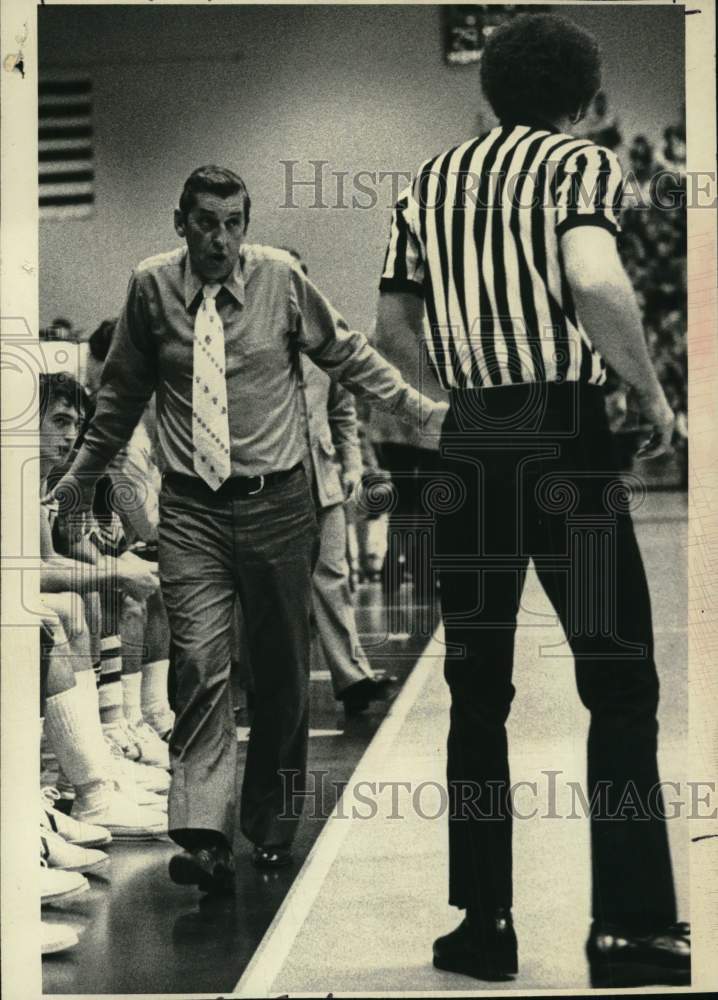 1977 Press Photo Bill Kirsch, Siena College basketball coach, Albany, New York- Historic Images