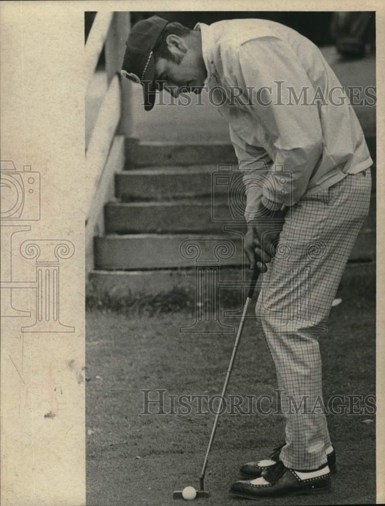 Press Photo George Karl lines up putt on New York golf course - tua57887- Historic Images