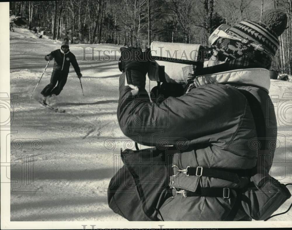 1977 Press Photo Pete Reese films skiers at Killington Ski Center in Vermont- Historic Images