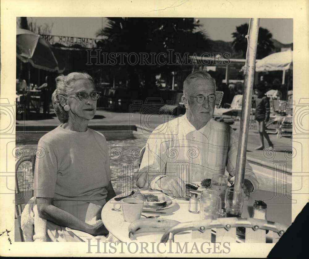 1962 Press Photo Mr. & Mrs. Hugh Kling at Camelback Inn in Phoenix, Arizona