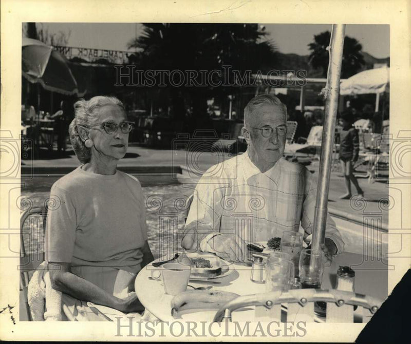 Load image into Gallery viewer, 1962 Press Photo Mr. &amp; Mrs. Hugh Kling at Camelback Inn in Phoenix, Arizona
