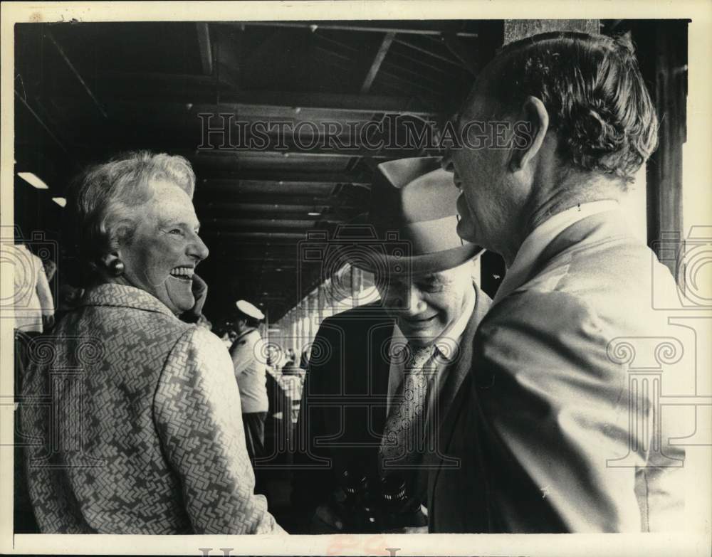 1977 Press Photo Trio chats in clubhouse at Saratoga Raceway in New York- Historic Images