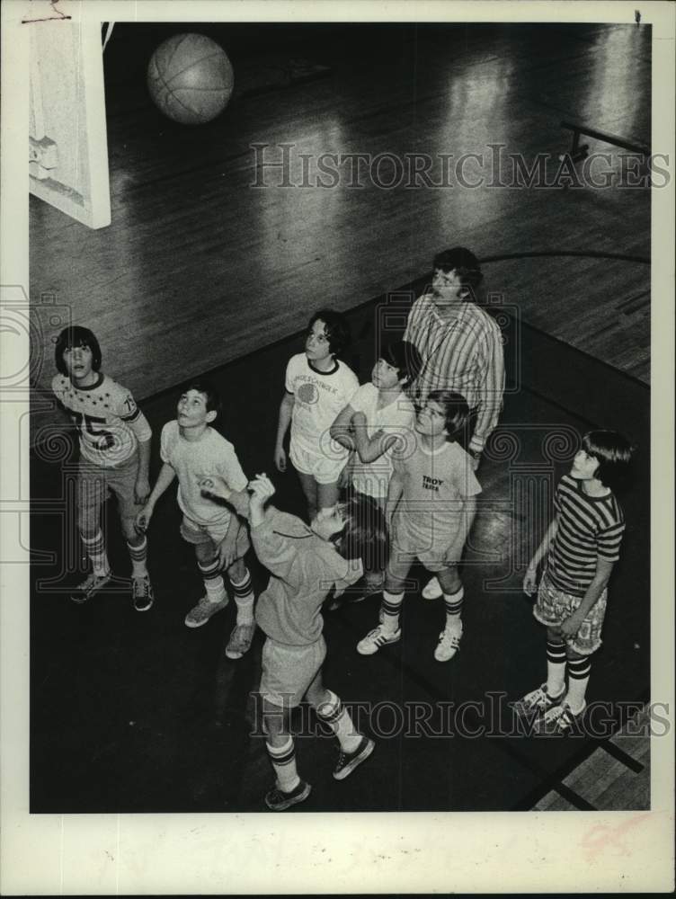 1976 Press Photo Jim Amyot leads physical education class in Cohoes, New York- Historic Images