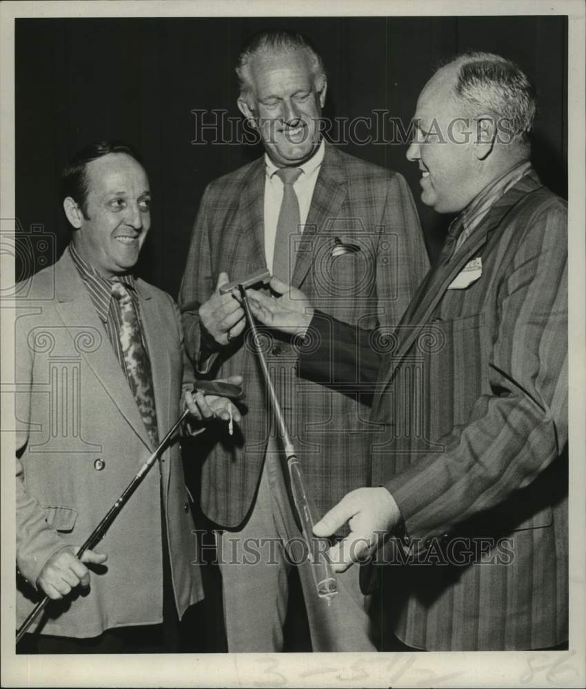 1971 Press Photo Golfers win new putters during tournament in New York- Historic Images