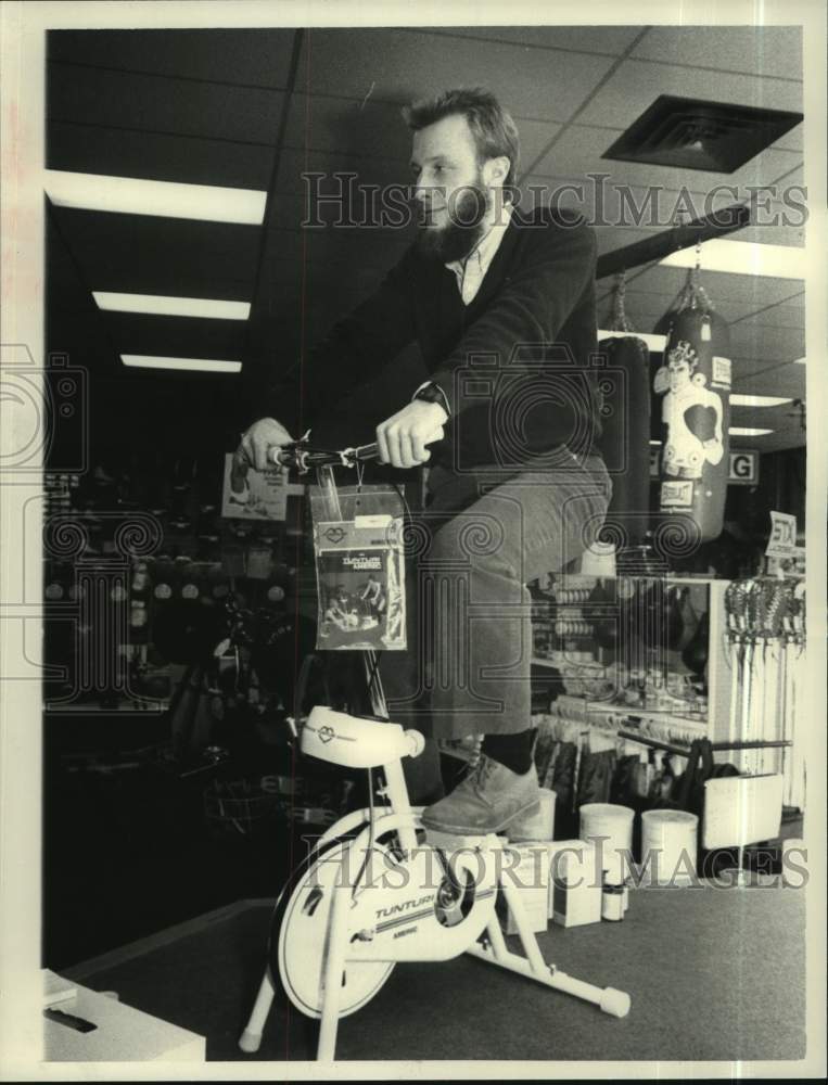 1984 Press Photo Jeff Rendle on bike at Albany, New York sporting goods store- Historic Images