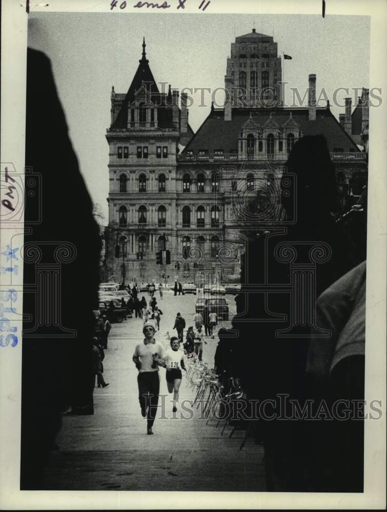 1977 Press Photo Runners compete in Bankathon race in New York - tua59593- Historic Images