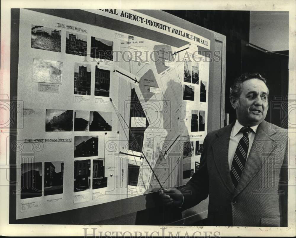 1982 Press Photo Louis Anthony Jr. presents urban renewal plan in Troy, New York- Historic Images