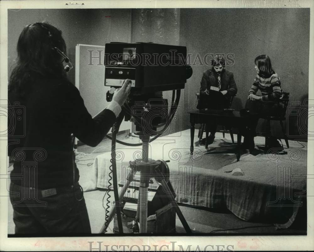 1976 Press Photo Group films program at Adult Learning Center, Albany, New York- Historic Images