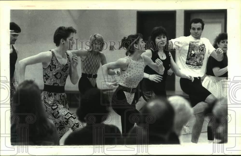 1990 Press Photo Aerobic dancing demonstration at YMCA in Albany, New York- Historic Images