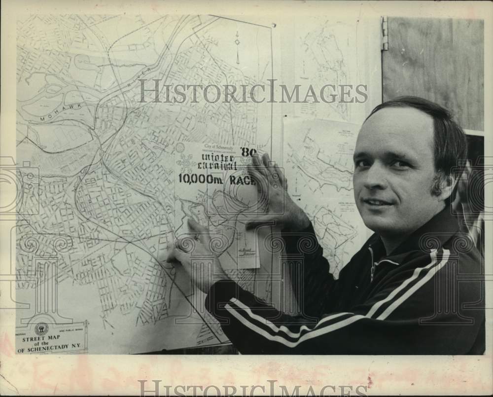 1980 Press Photo Burke Adams with Winter Carnival race map in New York- Historic Images