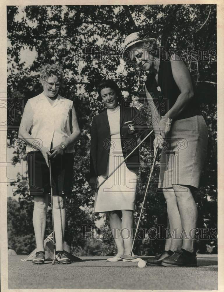 1966 Press Photo Ladies on golf course at Wolferts Roost County Club, New York- Historic Images