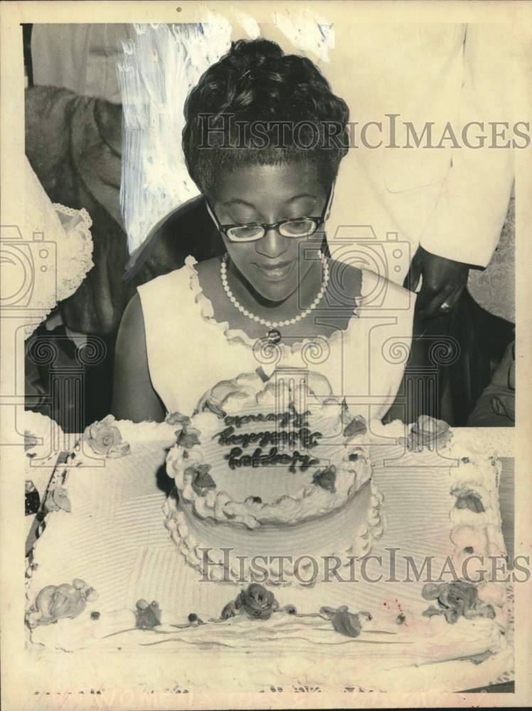 Load image into Gallery viewer, 1969 Press Photo Rhonda Baird with birthday cake in New York - tua60876

