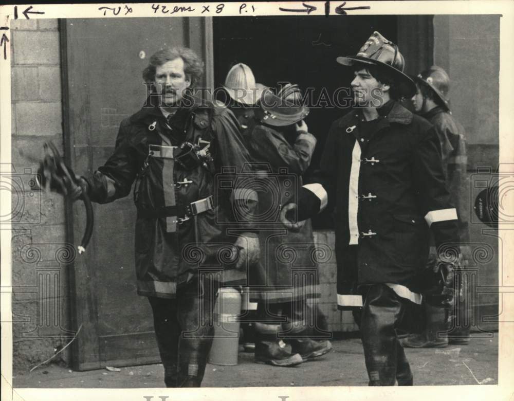 1976 Press Photo Firemen leaving American Steel Casting plant in New York