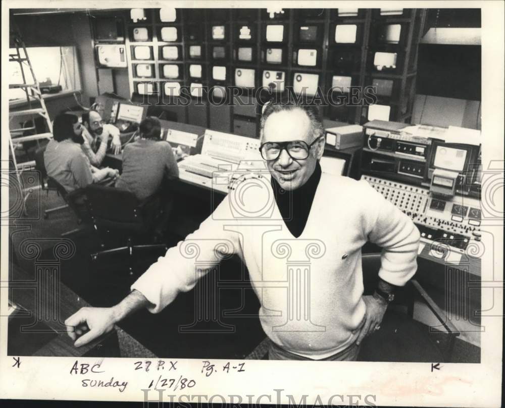 1980 Press Photo Marvin Bader in ABC Television control booth, Lake Placid, NY- Historic Images