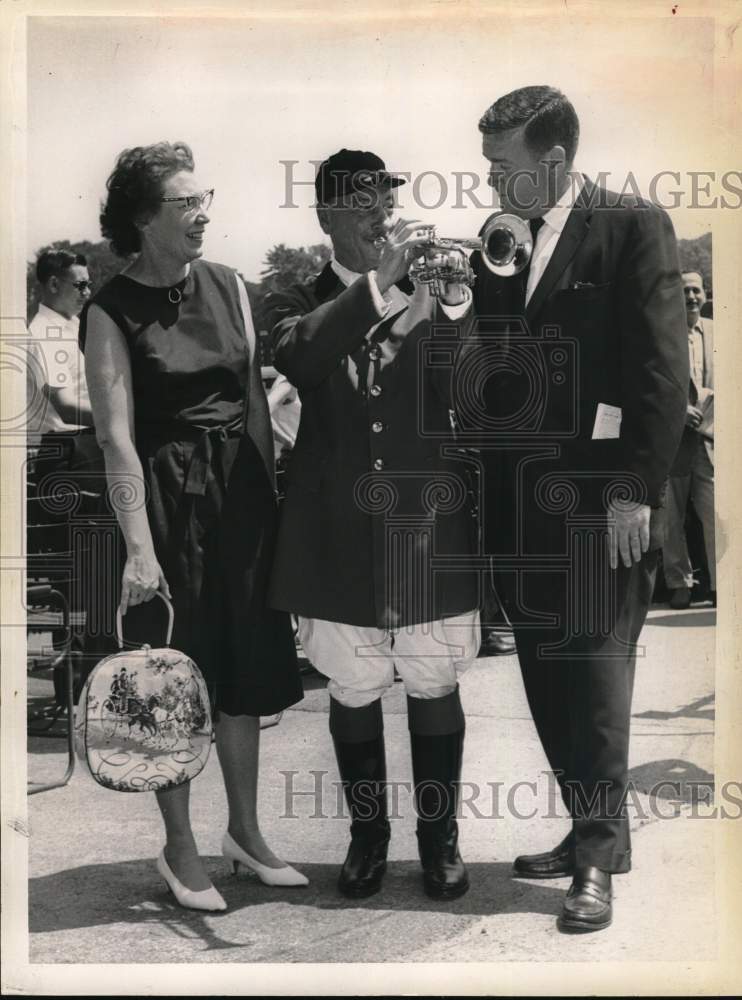 1963 Press Photo Mr. &amp; Mrs. Neil Noylan with New York track bugler Shields Bruce- Historic Images