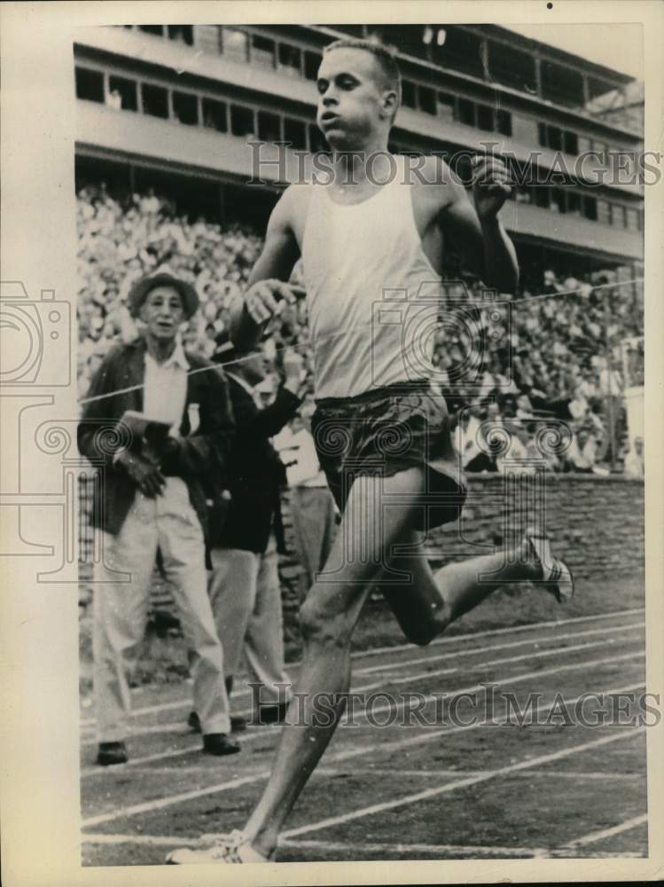 1959 Press Photo Dyrol Burleson crosses finish line in New York track meet- Historic Images