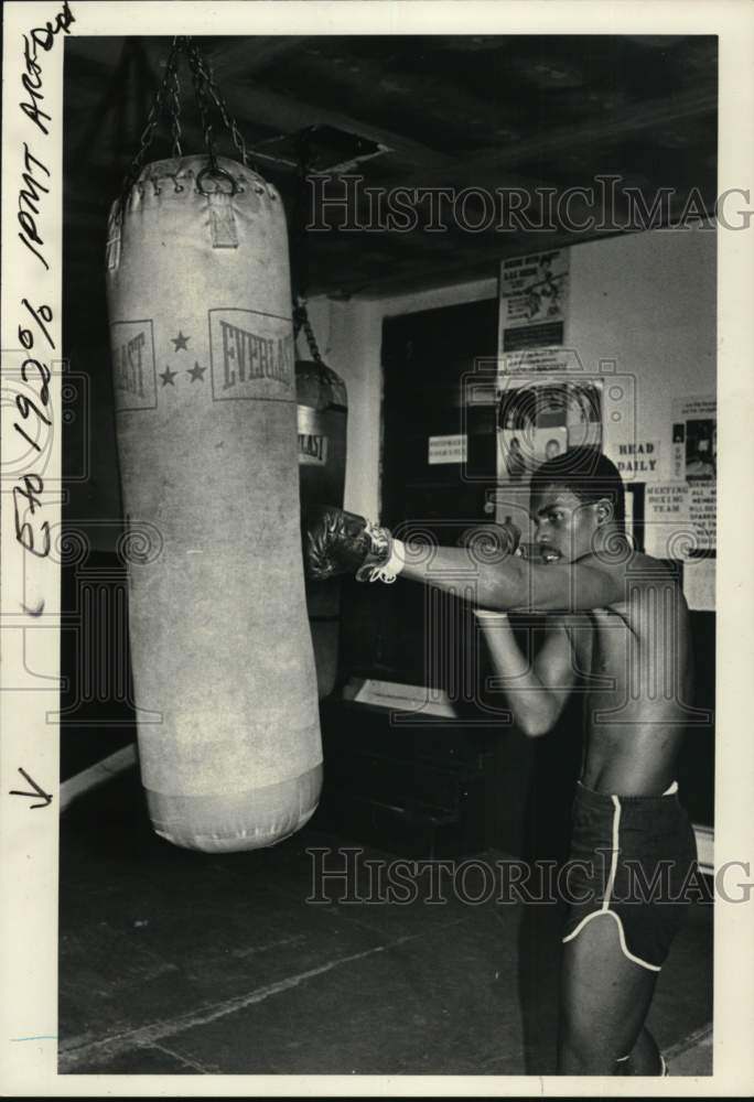 1978 Press Photo Walt Lee Willis Jr. uses punching bag in Albany, New York- Historic Images