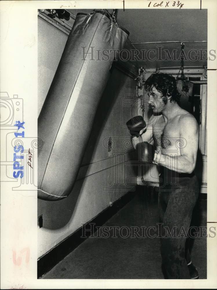 1976 Press Photo Boxer George Bradwell, jr. training in New York gym - tua63681- Historic Images