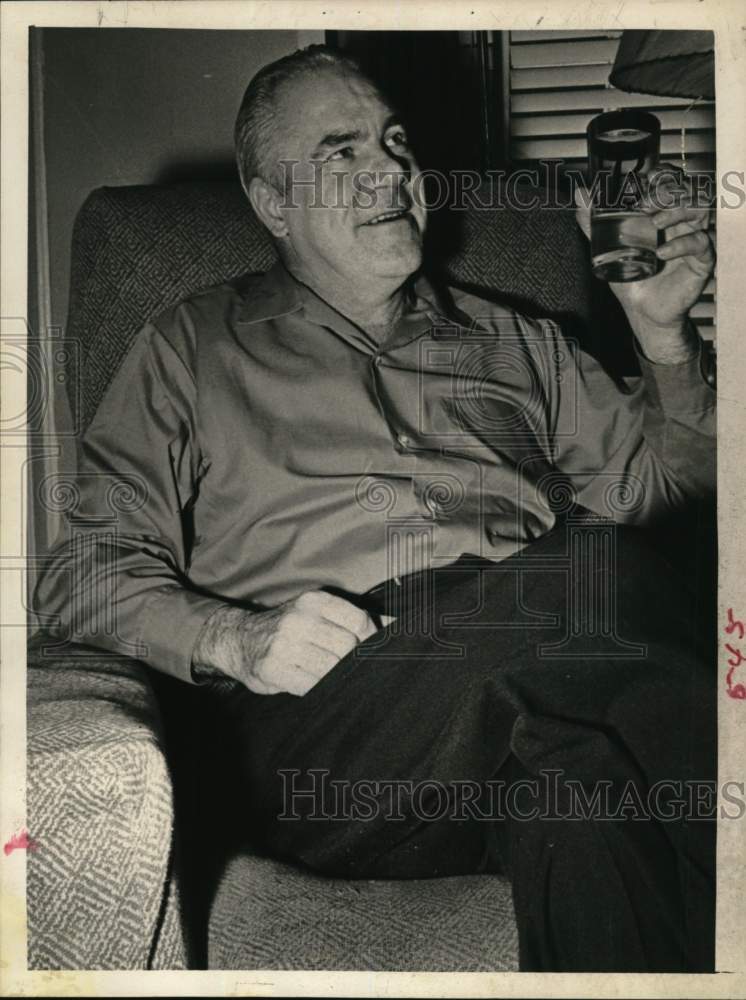 Load image into Gallery viewer, 1969 Press Photo Arthur Branawl with drink in his New York home - tua63847
