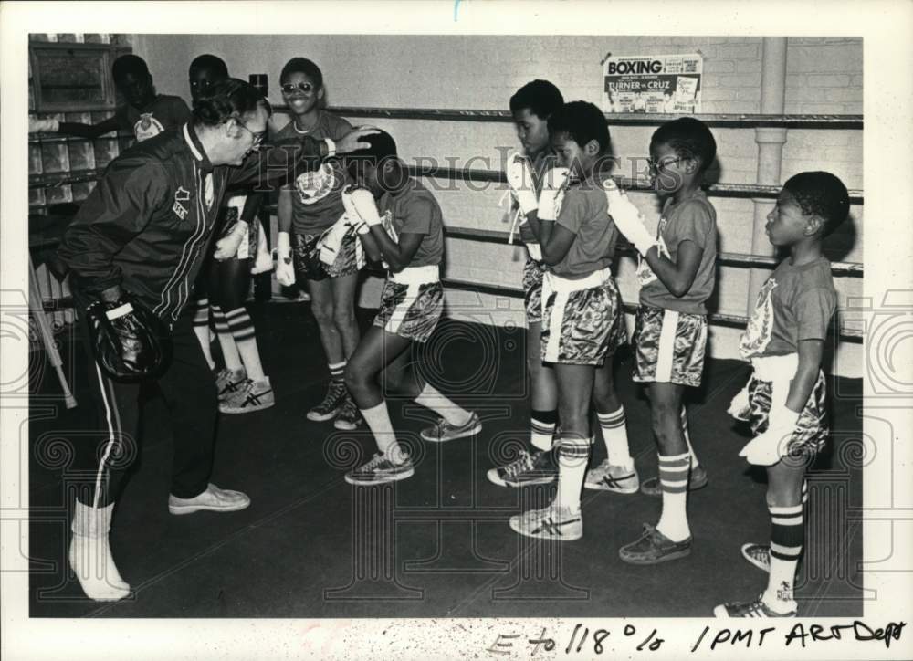 1978 Press Photo Dan Cira teaches kids to box in Albany, New York boxing program- Historic Images