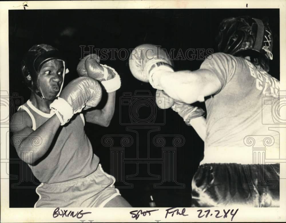 1977 Press Photo Dwayne Lewis &amp; Ron Principe square off in New York boxing ring- Historic Images