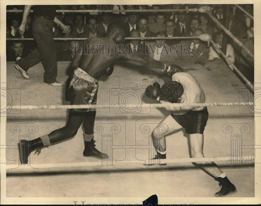 Press Photo Boxers trade punches during bout in New York - tua64249- Historic Images