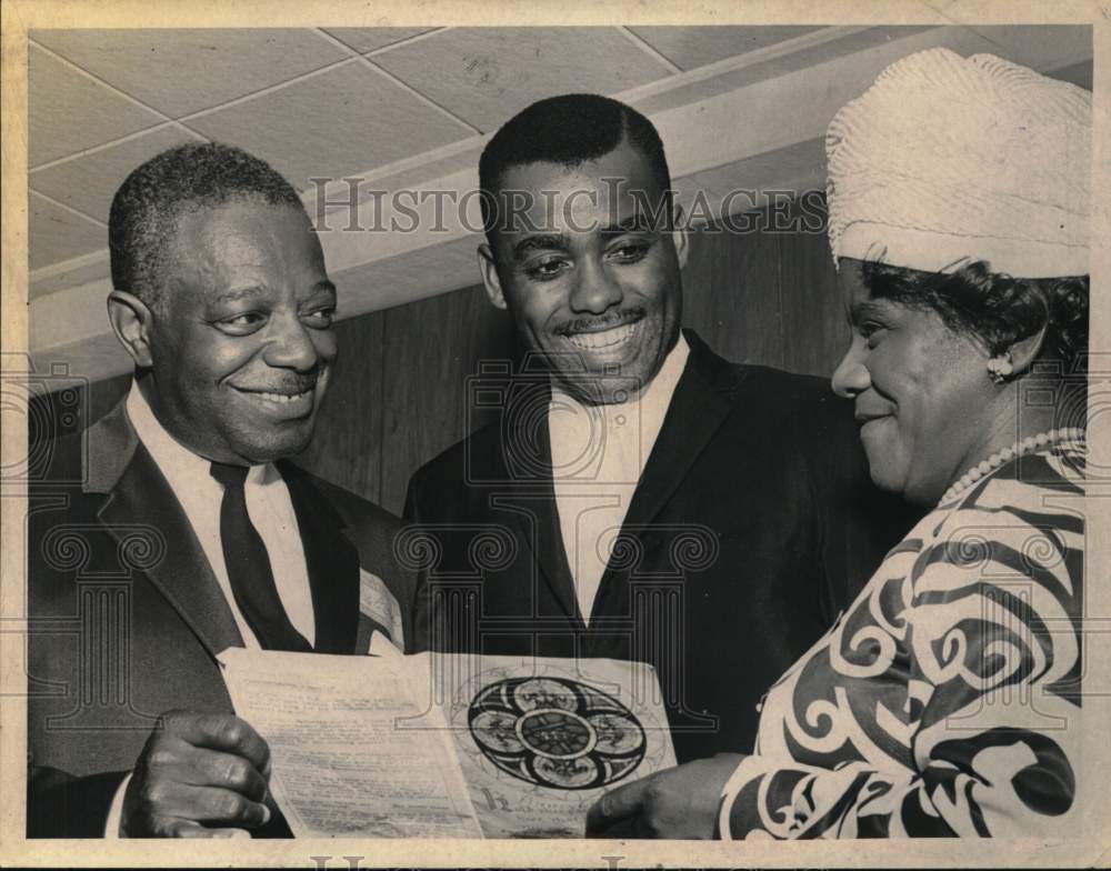 1967 Press Photo Church president chats with clergy at retreat in New York