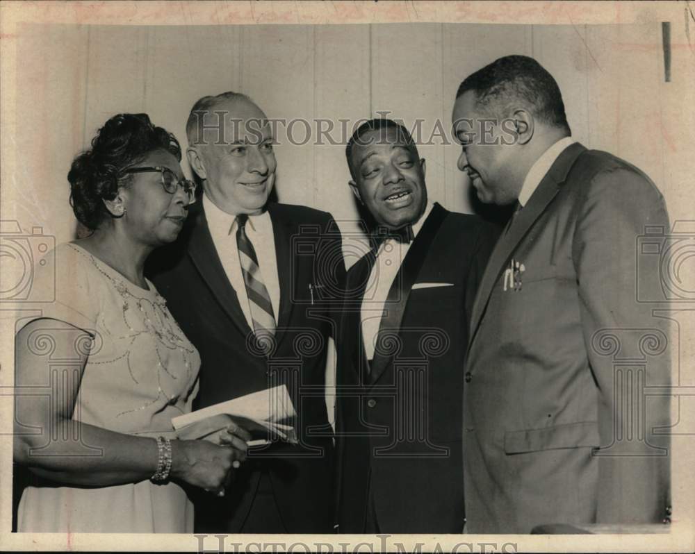 1967 Press Photo Mayor chats with church officials in Albany, New York