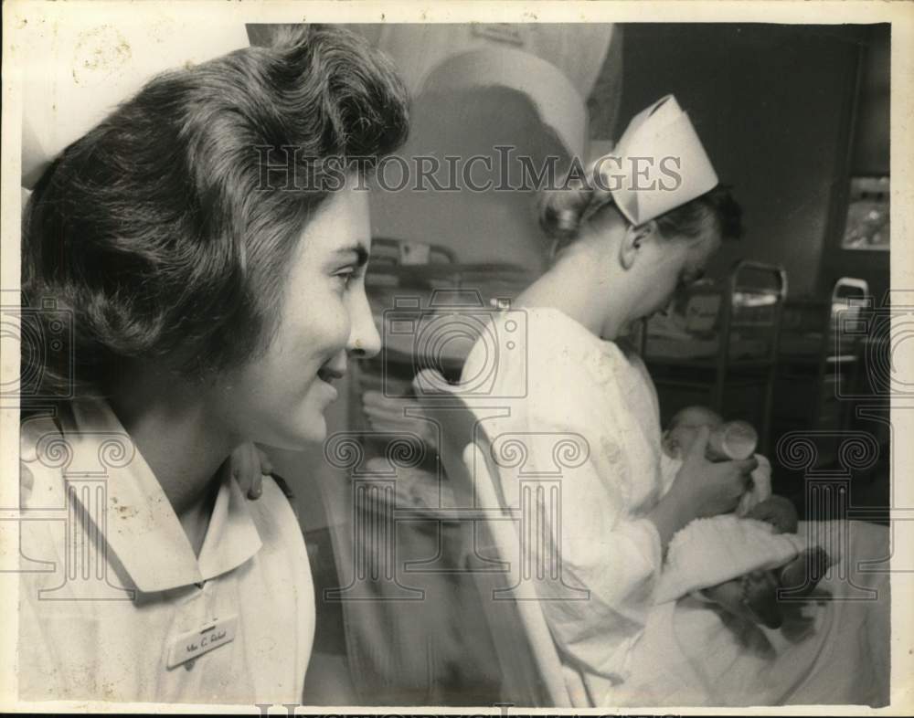 1961 Press Photo Nurses feed baby at hospital in New York - tua64504