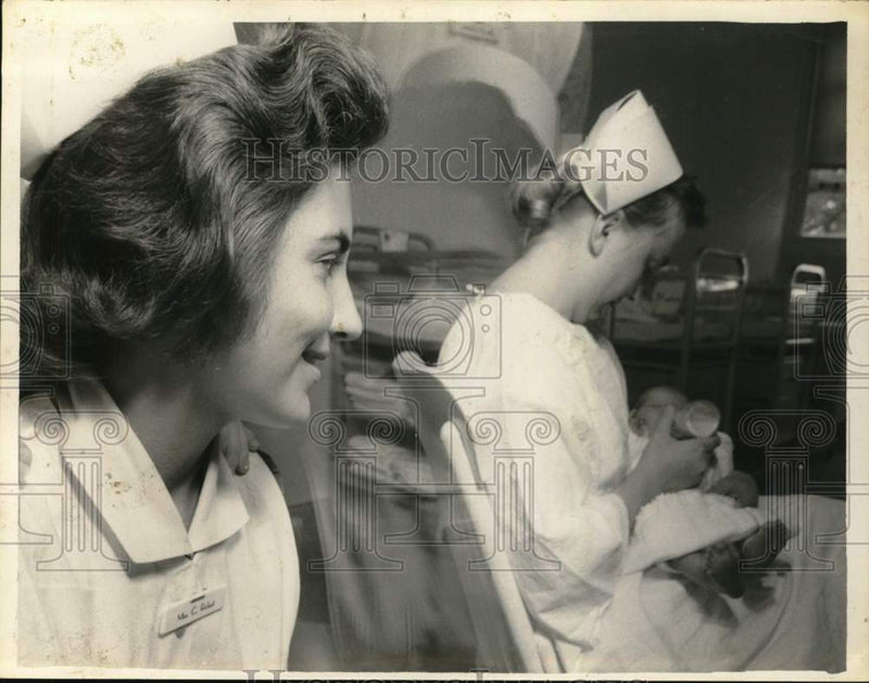 Load image into Gallery viewer, 1961 Press Photo Nurses feed baby at hospital in New York - tua64504
