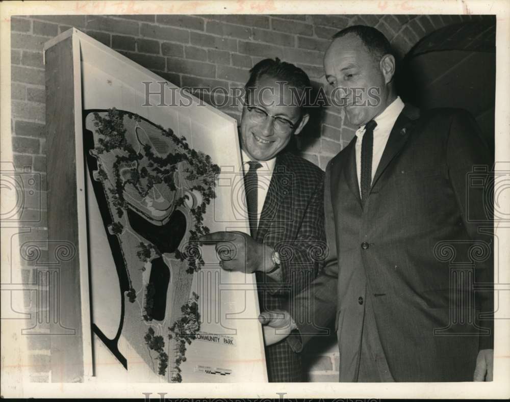 1962 Press Photo Officials look over model of proposed golf course in New York- Historic Images