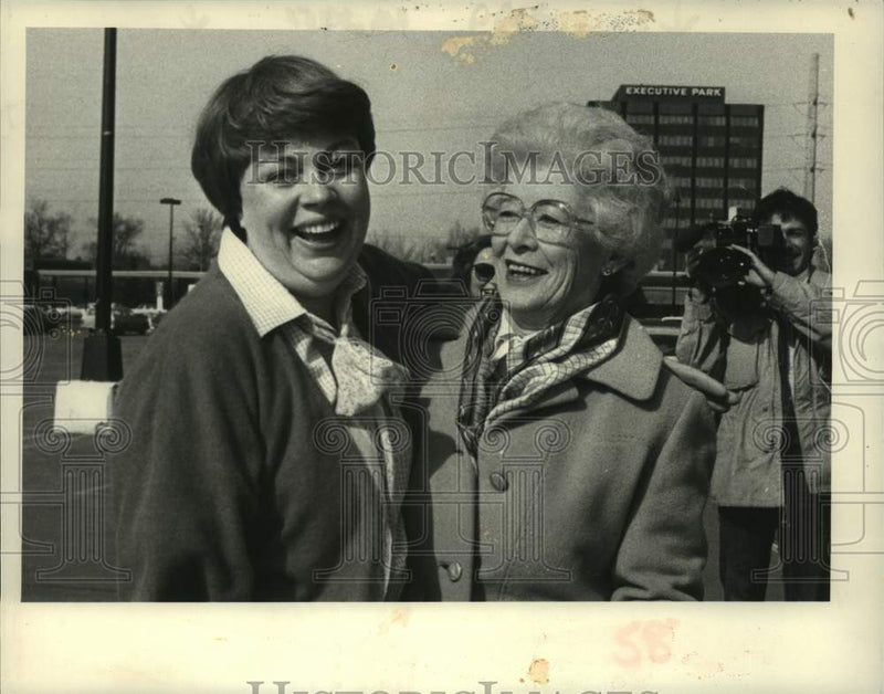 Load image into Gallery viewer, 1984 Press Photo Helen Pogge with Helen Cavanaugh in Stuyvesant, New York
