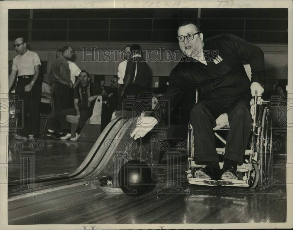 1965 Press Photo Danny Plesser bowls from wheelchair in Albany, New York- Historic Images