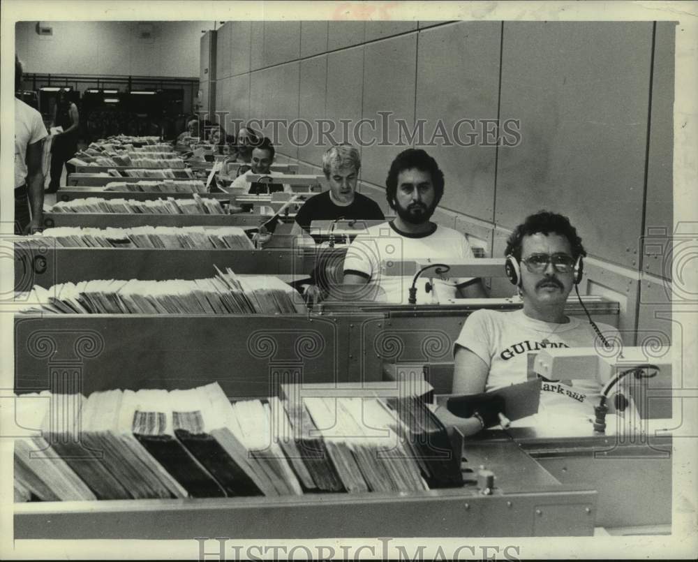 1979 Press Photo Workers sort mail at US Post Office facility in New York