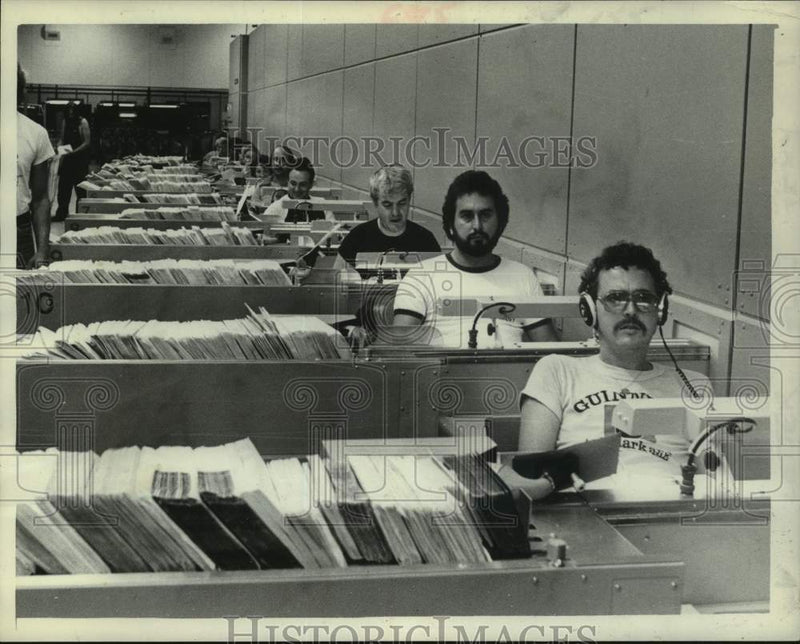 Load image into Gallery viewer, 1979 Press Photo Workers sort mail at US Post Office facility in New York
