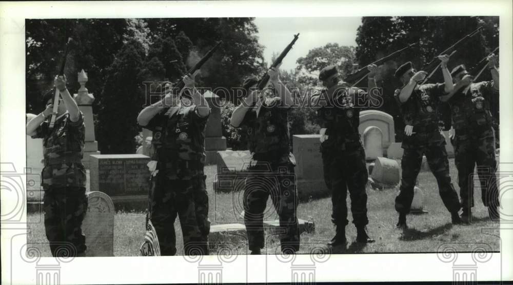 Press Photo Six-gun salute at New York grave of US President Chester Arthur- Historic Images