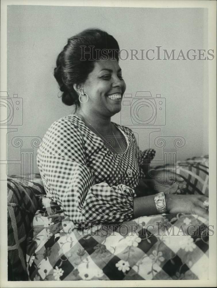 Press Photo Mrs. Sidney Poirier in her New York home - tua65374