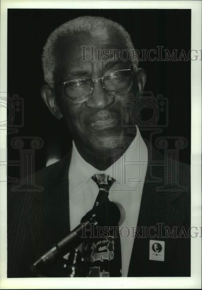 1995 Press Photo Dr. Cleveland Robinson speaks in Albany, New York - tua65721- Historic Images