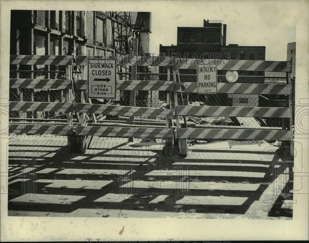 1980 Press Photo Barricades block closed sidewalk in Albany, New York- Historic Images