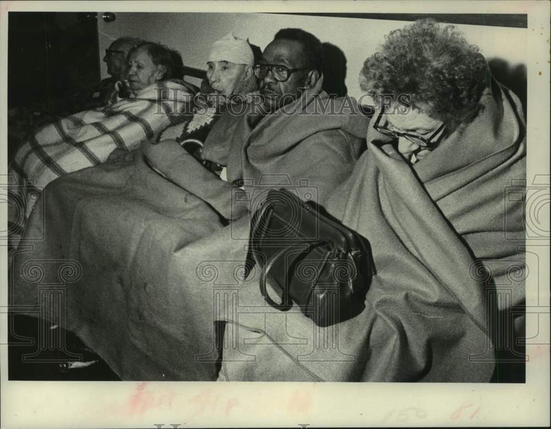 Load image into Gallery viewer, 1980 Press Photo New York residents displaced by apartment fire huddle together
