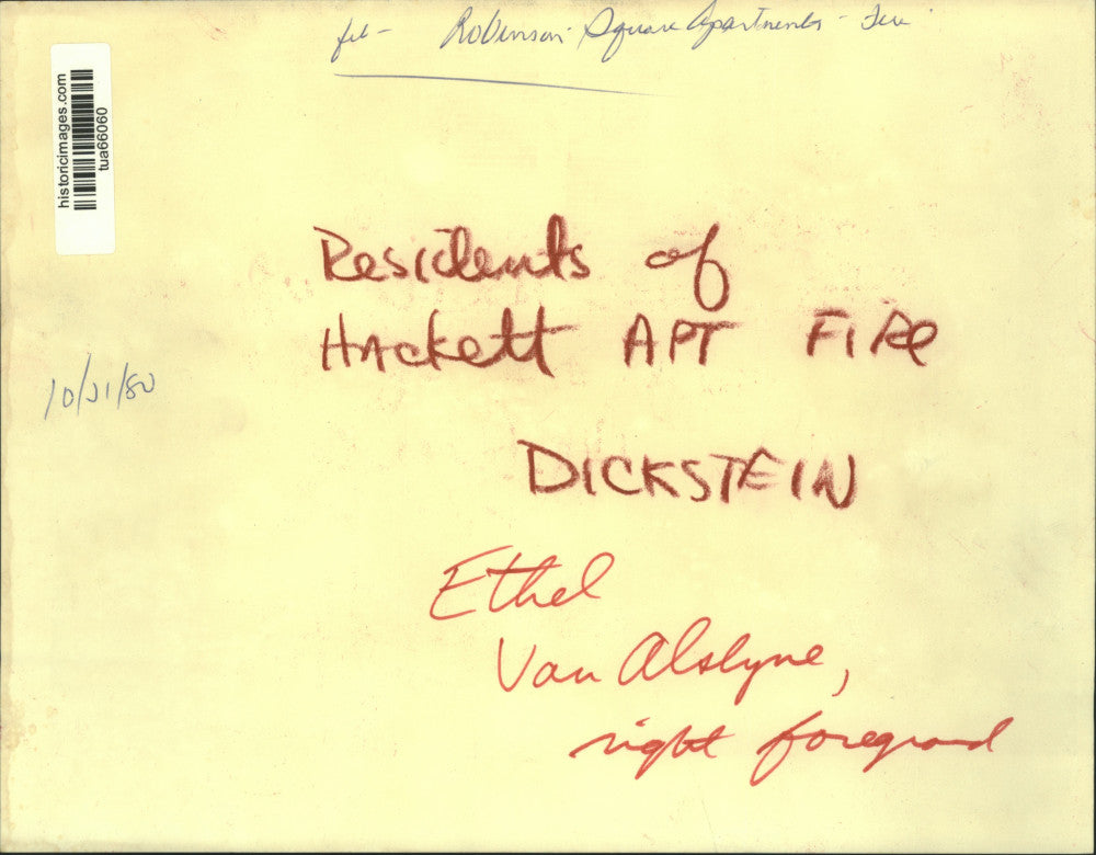 1980 Press Photo New York residents displaced by apartment fire huddle together