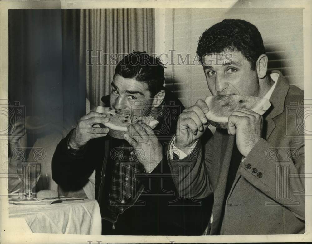 1961 Press Photo Boxer Giulio Rinaldi eats breakfast with friend in New York- Historic Images