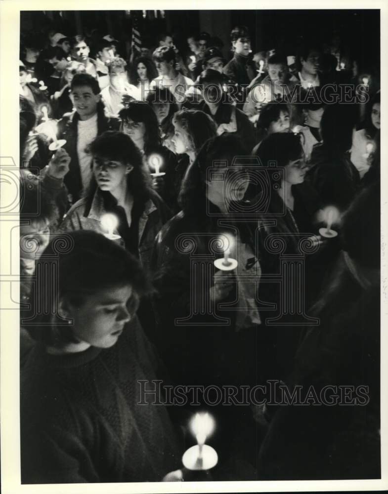 1991 Press Photo Students at rally for Gulf War troops in Albany, New York