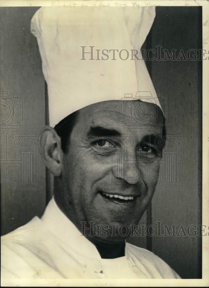 1969 Press Photo Owner-Chef Robert Perry, Perry's Skyline, Anacortes, Washington- Historic Images