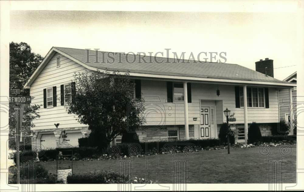 1983 Press Photo Home at 2 Surfwood Drive in Colonie, New York - tua66941- Historic Images