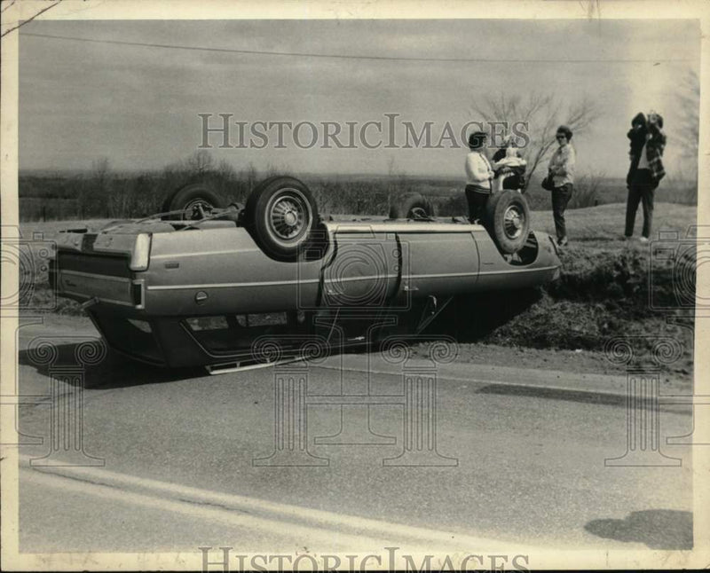 Load image into Gallery viewer, 1972 Press Photo Car overturned on Sacandaga Road in Glenville, New York
