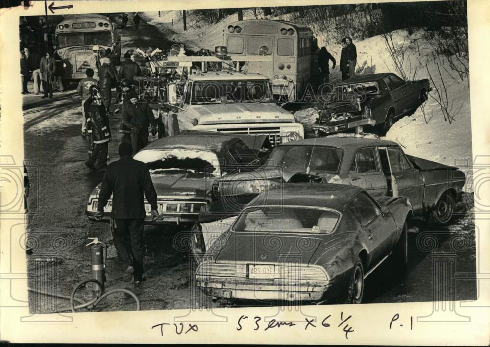 1977 Press Photo Accident involving multiple vehicles and school buses, New York