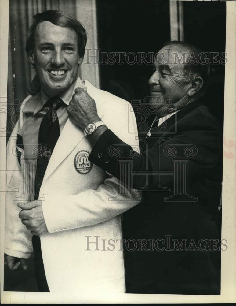 1977 Press Photo Gene Sarazen puts coat on golfer Ray Kelley in New York- Historic Images