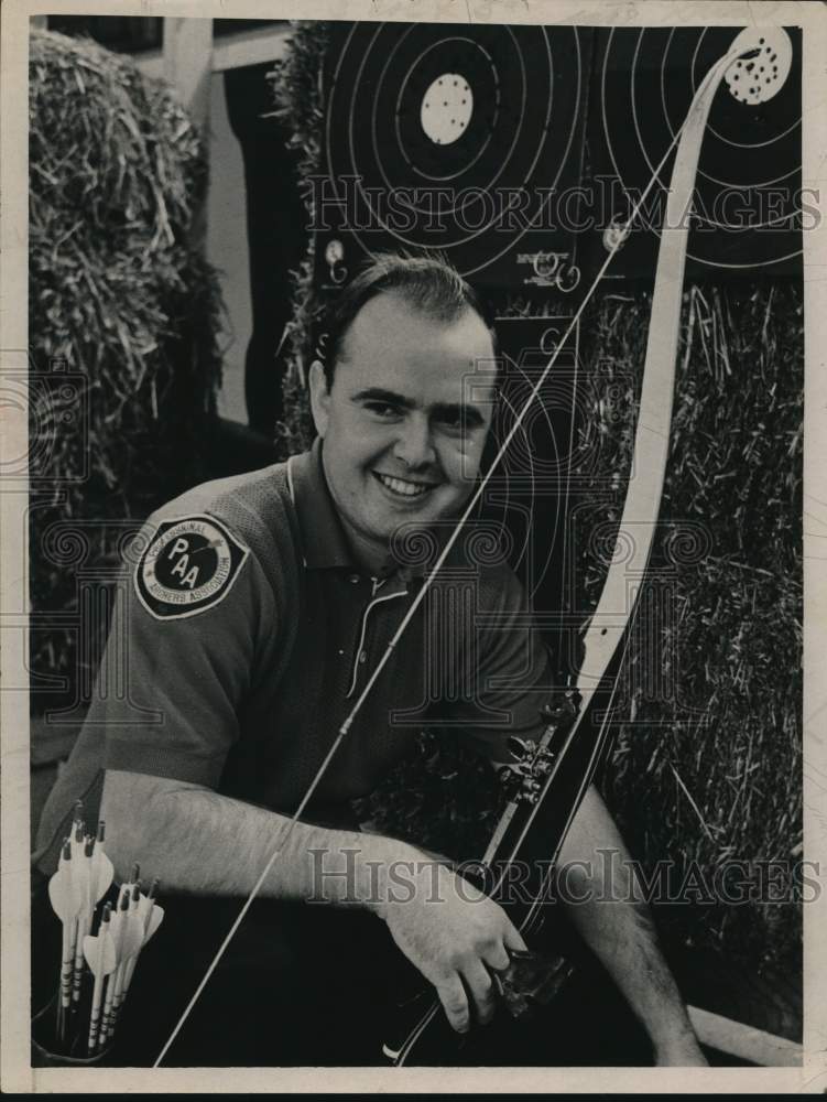 Press Photo Professional archer John Rudy of Syracuse, New York - tua67860- Historic Images