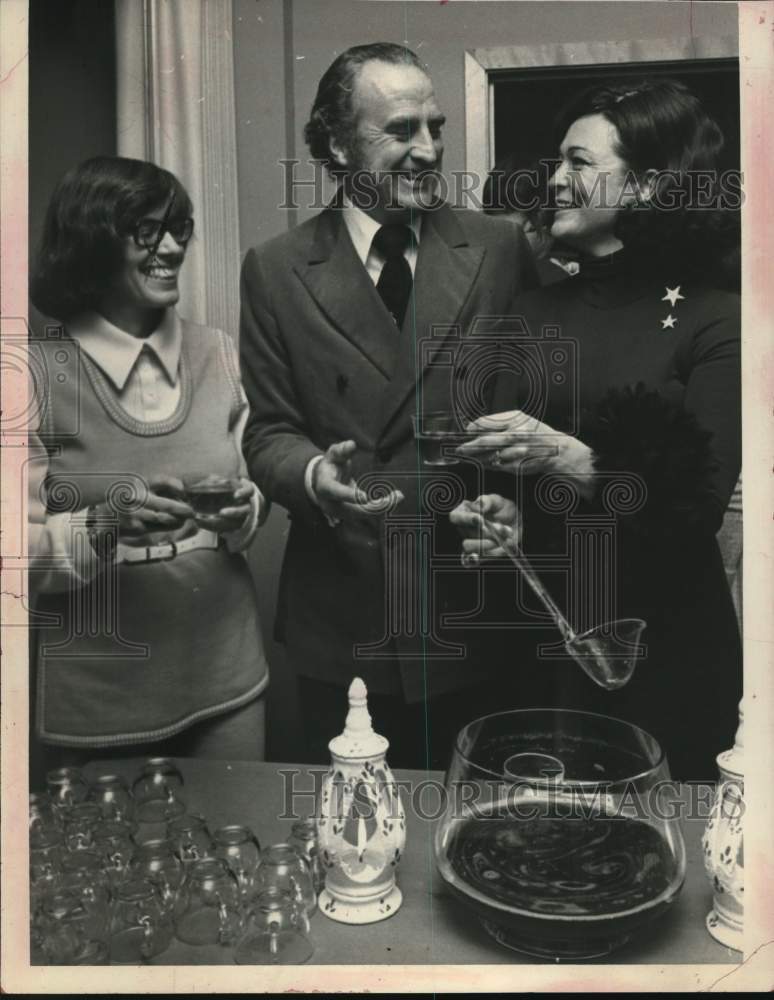 1972 Press Photo Trio chats over punch bowl at event in New York - tua67870